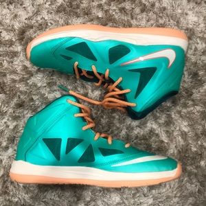 Kids Nike Lebron X, U.S. 2.5Y/ UK 2